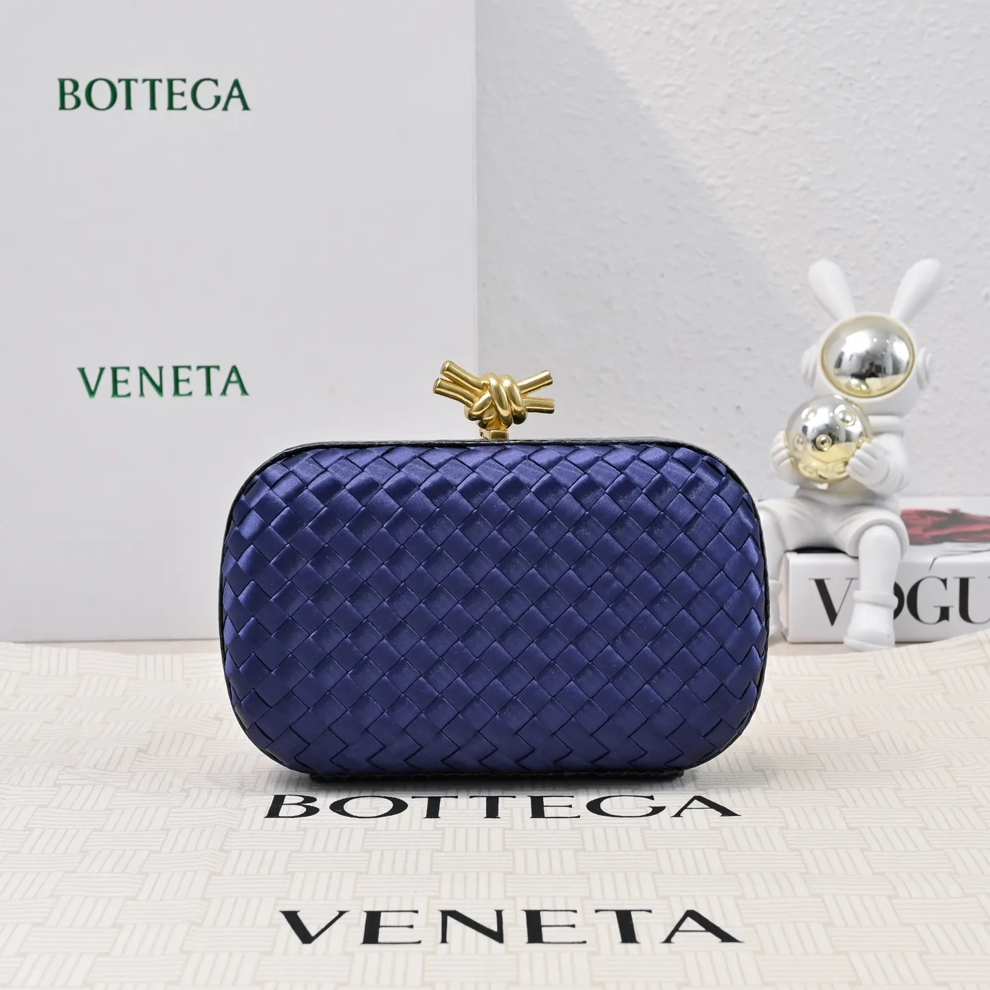 Batch 1460 #BV Knot woven evening bag series ~ Each bag reveals exquisite elegance💫Iconic classic silk weaving➕snake skin trimming with knot buckle, soft and delicate feel. The design is small and exquisite, low-key without logo, elegant and elegant. Paired with evening dress or cheongsam, it has the atmosphere of a famous and wealthy lady. Full of aura and invincible texture💃 Model: 7622 Dimensions: 20x12x5.5